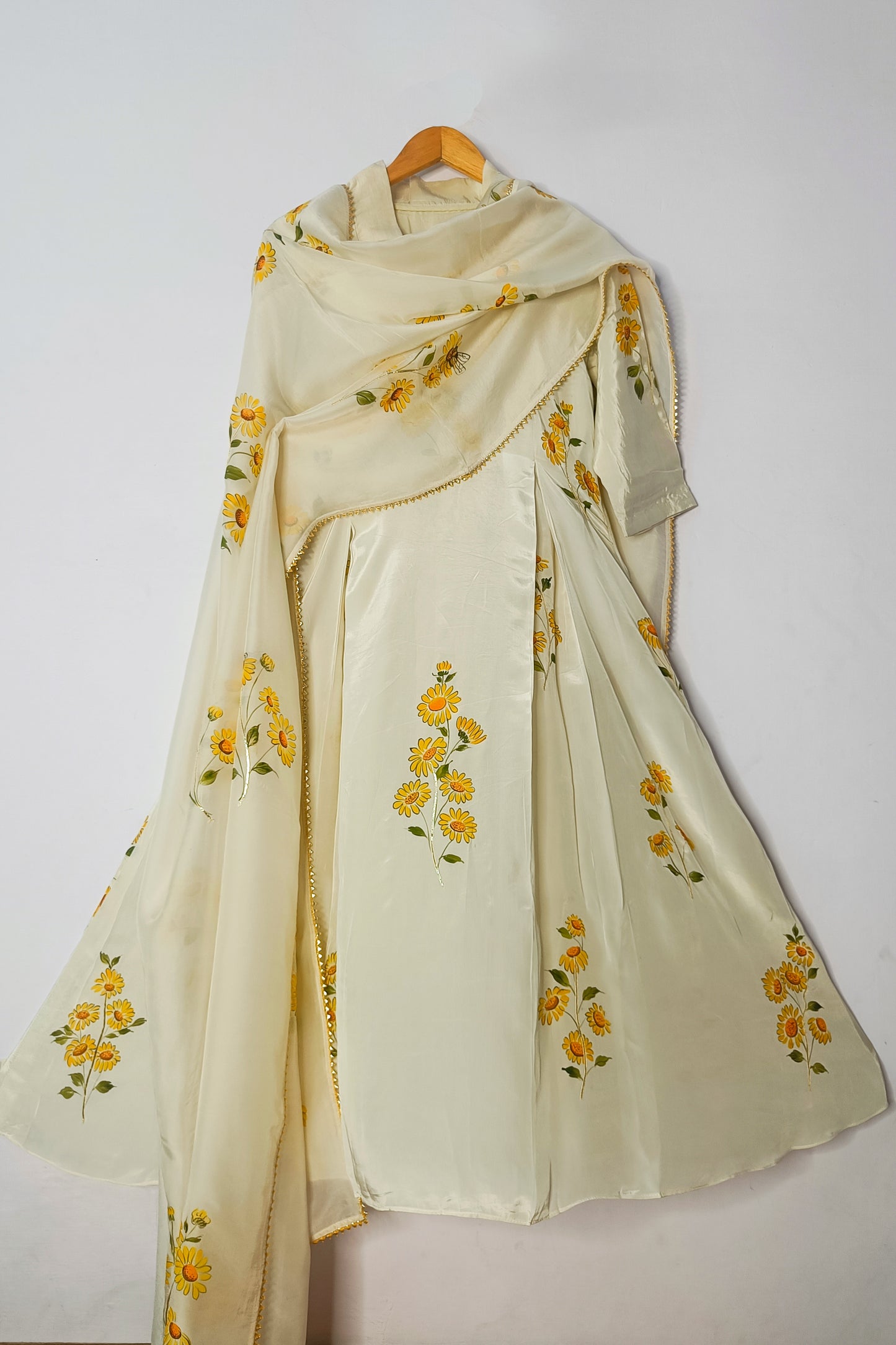 WHITE DAISY FLORAL ANARKALI